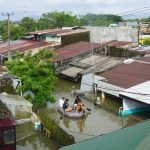 Warga di Blok 8, Perumnas Antang, Kecamatan Manggala, memakai perahu karet menyusuri genangan banjir/Muh. Syawal - Bollo.id