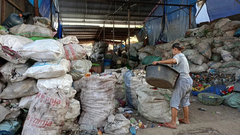 Seorang perempuan pemulung menata sampah hasil mulungnya/Chaerani Arief