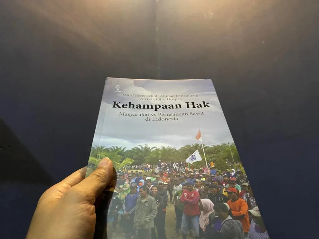 Buku Kehampaan Hak: Masyarakat vs Perusahaan Sawit di Indonesia, Ward Berenschot dkk, Pustaka Obor/Agus Mawan