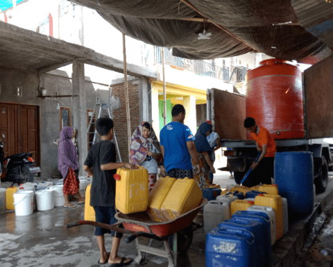 Bantuan pasokan air bersih masuk ke Lantebung/Ade Saskia