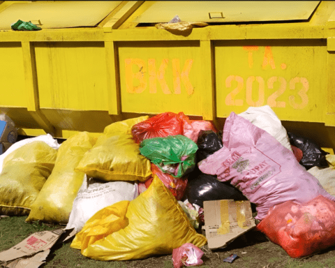 Potret sampah menumpuk di pinggir jalan sekitar Desa Laskap, Malili, Luwu Timur/Dirga Pangeran/Bollo.id