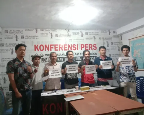 Konferensi pers Koalisi OMS Sulsel di Kantor LBH Makassar, mengenai temuan sejumlah kejanggalan dalam tahapan Pemilu 2024/A Nur Ismi/Bollo.id