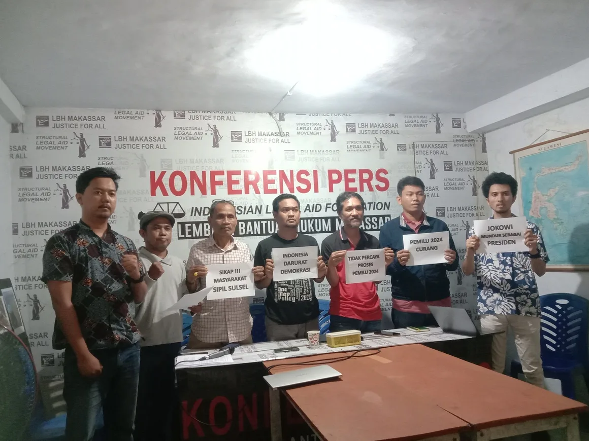 Konferensi pers Koalisi OMS Sulsel di Kantor LBH Makassar, mengenai temuan sejumlah kejanggalan dalam tahapan Pemilu 2024/A Nur Ismi/Bollo.id