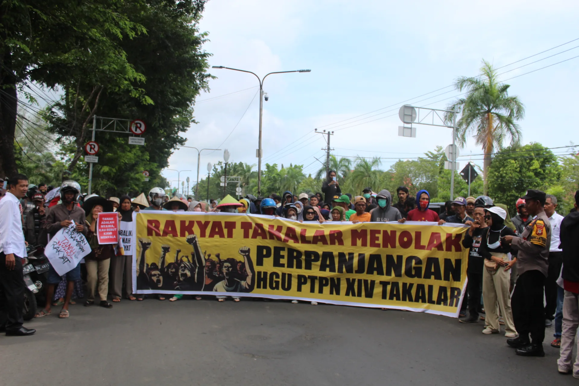 Demonstrasi ratusan petani Polongbangkeng Utara, Kabupaten Takalar di depan kantor bupati menuntut perpanjangan HGU PTPN XIV Takalar/LBH Makassar/Bollo.id