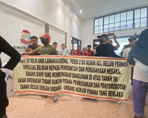 Warga Ujung Tanah yang terancam digusur saat menggelar aksi protes di Kantor DPRD Makassar/LBH Makassar