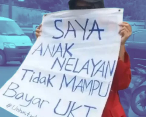 Seorang mahasiswi Unhas membentangkan poster dalam aksi penolakan UKT/Sumber: Istimewa