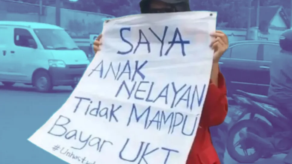 Seorang mahasiswi Unhas membentangkan poster dalam aksi penolakan UKT/Sumber: Istimewa