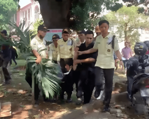 Mahasiswa UIN Alauddin Makassar direpresi aparat keamanan kampus saat demonstrasi/Tangkapan layar rekaman video/Istimewa