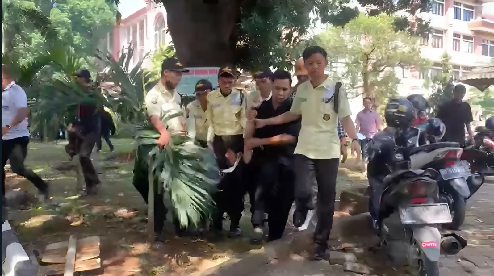 Mahasiswa UIN Alauddin Makassar direpresi aparat keamanan kampus saat demonstrasi/Tangkapan layar rekaman video/Istimewa