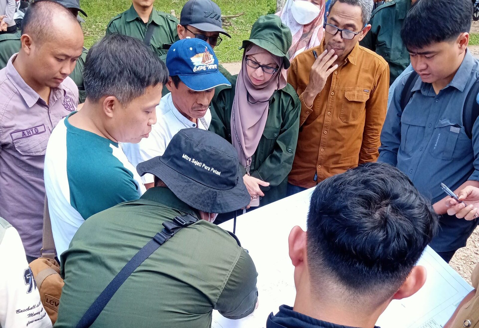 Panitia B Agraria dan Tata Ruang Badan Pertanahan Nasional (ATR/BPN) Kantor Wilayah (Kanwil) Provinsi Sulawesi Selatan (Sulsel) melakukan peninjauan lokasi terkait klaim wilayah dan pengajuan pembaruan konsesi Hak Guna Usaha (HGU) yang diajukan PT. Lonsum Indonesia, Tbk di beberapa lokasi yang berada di sekitar perkebunan termasuk Bontobiraeng, Bonto Mangiring, dan Jawi-Jawi, pada Selasa, 13 Agustus 2024 lalu/Foto: Dok. Gramt