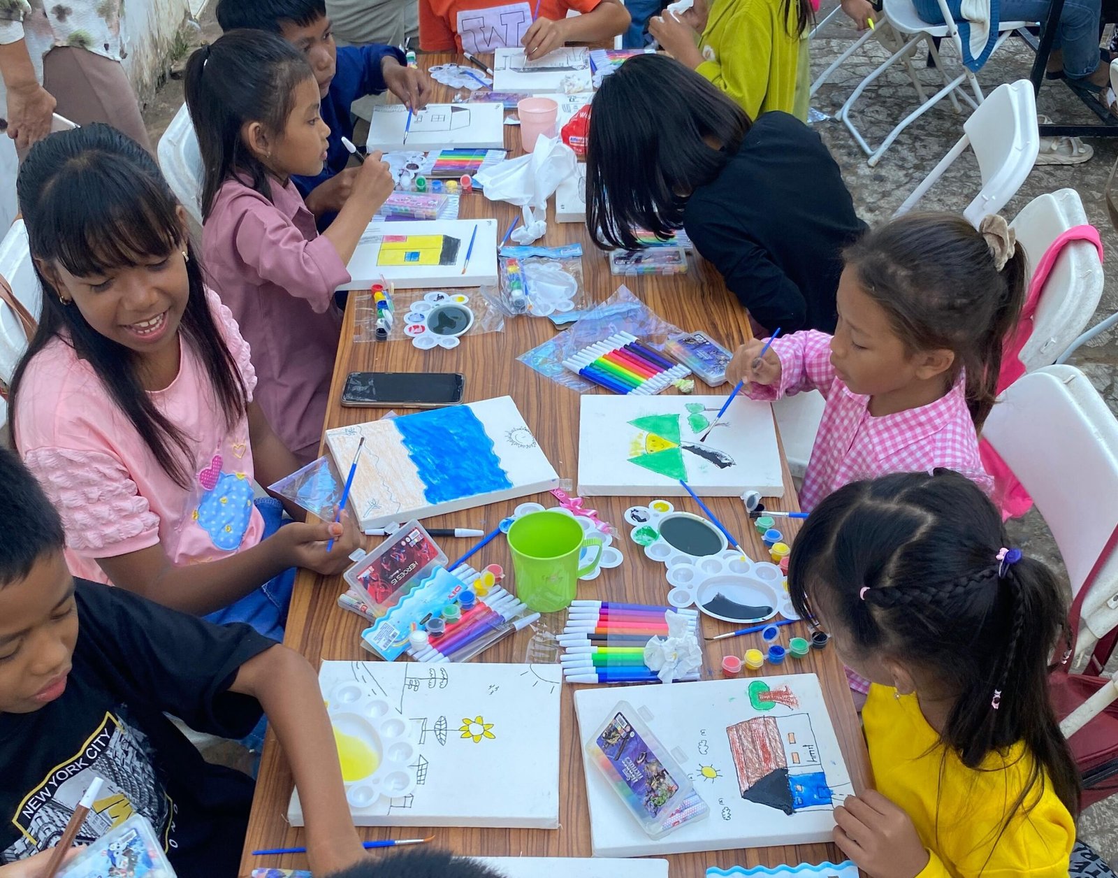 Potret keceriaan anak-anak Tallo dalam Menggambar Kenangan Vol II/Putri Ayu Lestari/Bollo.id