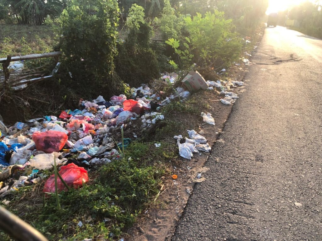 Potret sampah di pinggir jalan di Kecamatan Moncongloe, Maros/Sahrul Ramadan/Bollo.id