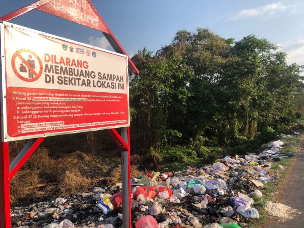 Potret sampah di pinggir jalan di Kecamatan Moncongloe, Maros/Sahrul Ramadan/Bollo.id