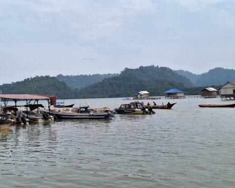 Potret lingkungan di Desa Bete-bete dan kondisi air laut yang keruh/Muh Aidil/Bollo.id