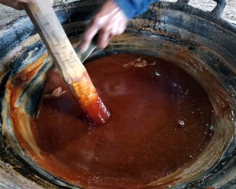 Proses memasak gula aren di Desa Manuju, Kabupaten Gowa/Nur Alamsyah, Muhammad Edi, Hasrullah/Bollo.id