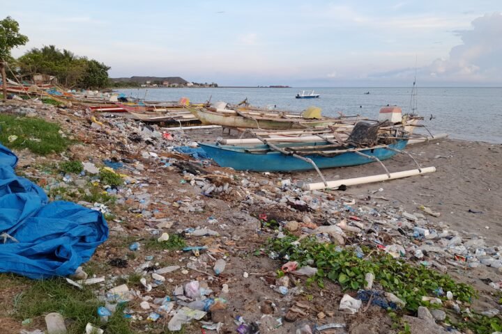 Potret sampah berserakan di tepian pantai di Bantaeng/Andi Audia Faiza Nazli Irfan/Bollo.id