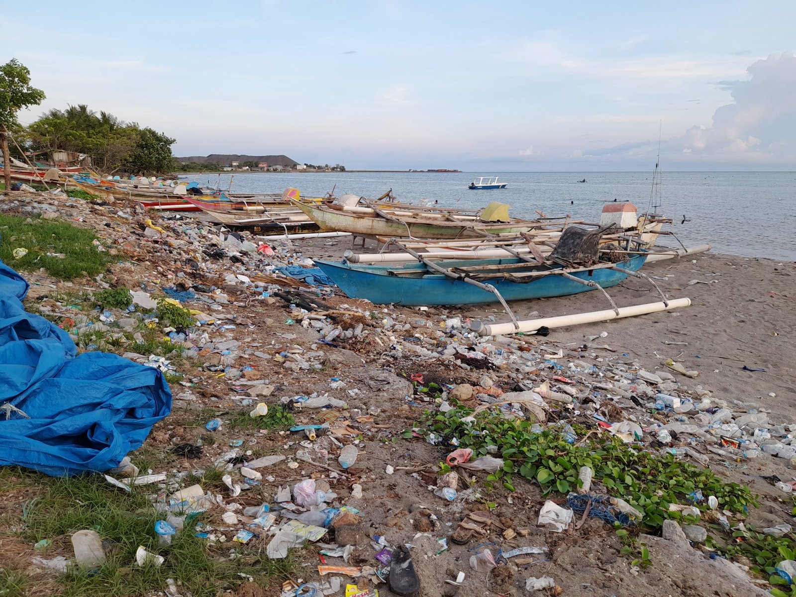 Potret sampah berserakan di tepian pantai di Bantaeng/Andi Audia Faiza Nazli Irfan/Bollo.id