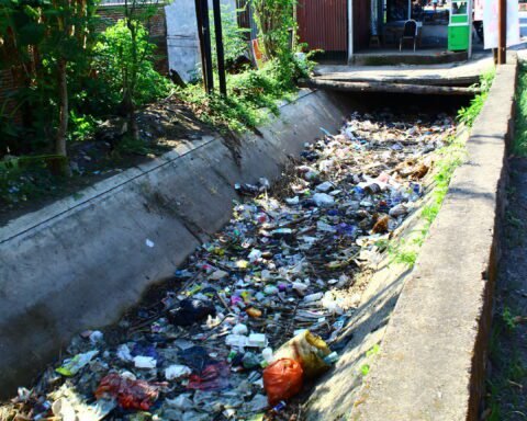 Potret sampah di selokan di Jalan Poros Pangkabinanga, Kecamatan Pallangga, Kabupaten Gowa/Andi Audia Faiza Nazli Irfan/Bollo.id