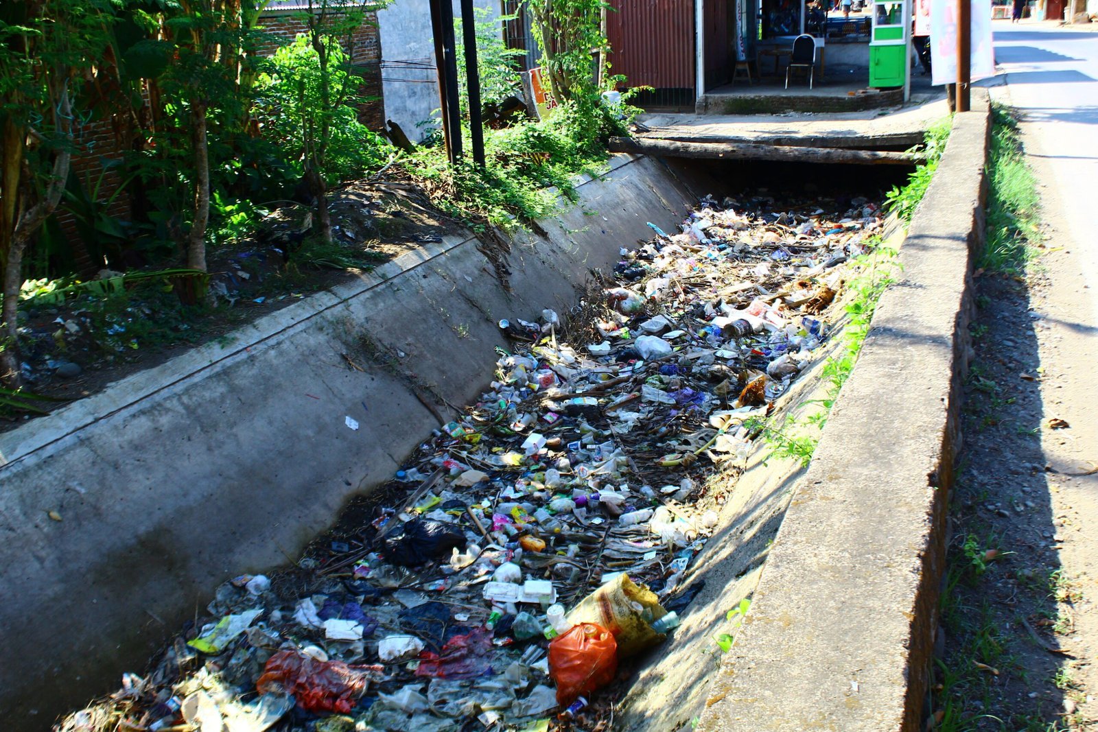 Potret sampah di selokan di Jalan Poros Pangkabinanga, Kecamatan Pallangga, Kabupaten Gowa/Andi Audia Faiza Nazli Irfan/Bollo.id