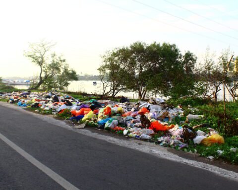 Potret tumpukan sampah di tepian Jalan Bonto Marannu, Kelurahan Benteng Somba Opu, Kecamatan Barombong, Kabupaten Gowa/Andi Audia Faiza Nazli Irfan/Bollo.id