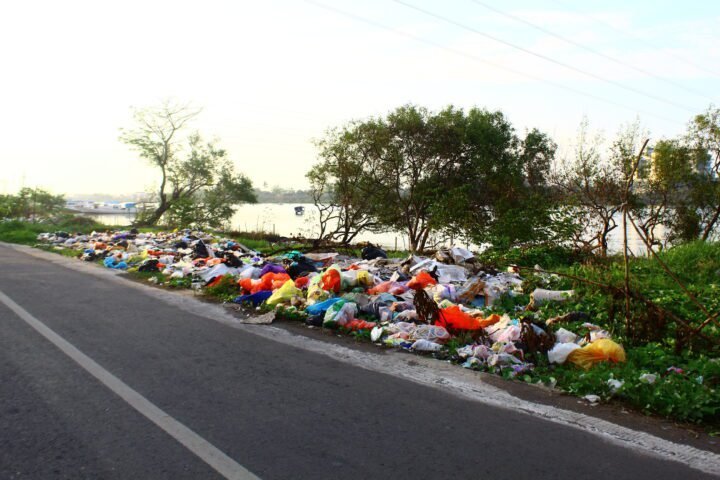 Potret tumpukan sampah di tepian Jalan Bonto Marannu, Kelurahan Benteng Somba Opu, Kecamatan Barombong, Kabupaten Gowa/Andi Audia Faiza Nazli Irfan/Bollo.id