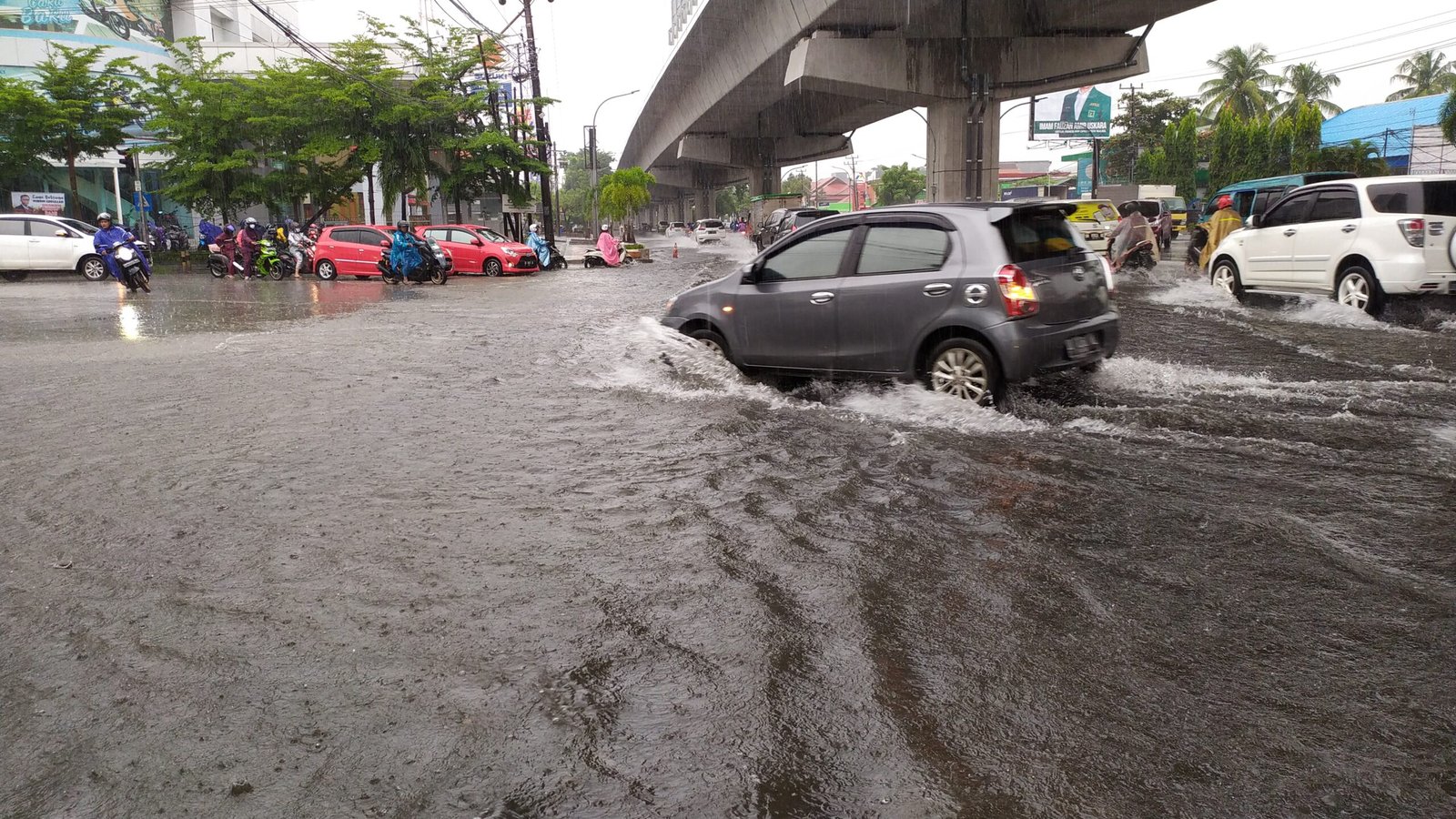 Potret banjir di sekitar Jalan AP Pettarani, Makassar/Sahrul Ramadan/Bollo.id