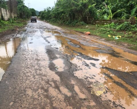 Potret jalan poros Moncongloe Bulu, Maros rusak dan tergenang air saat musim hujan/Bollo.id