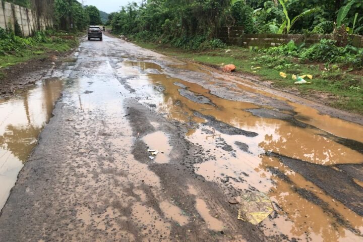 Potret jalan poros Moncongloe Bulu, Maros rusak dan tergenang air saat musim hujan/Bollo.id