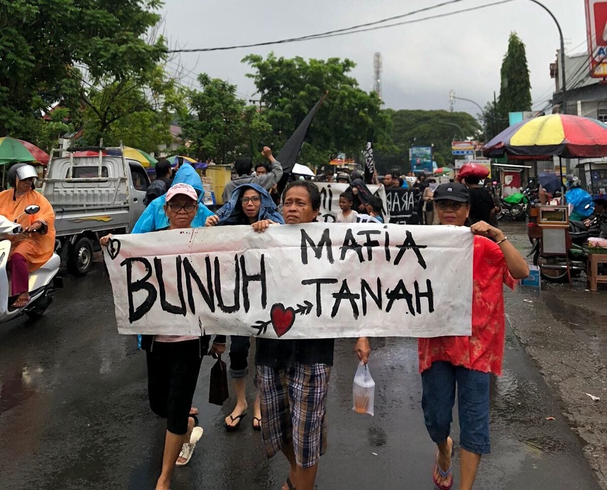 Warga Bara-baraya saat long march lawan penggusuran/Foto: Dwiki Luckianto Septiawan