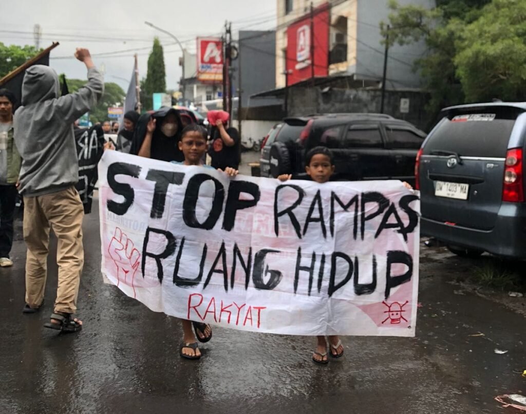 Warga Bara-baraya saat long march lawan penggusuran/Foto: Dwiki Luckianto Septiawan