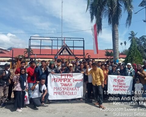 PPSS dan YLBHI-LBH Makassar serta orang-orang yang bersolidaritas untuk petani Lutim yang dikriminalisasi/Foto: KPA Sulsel