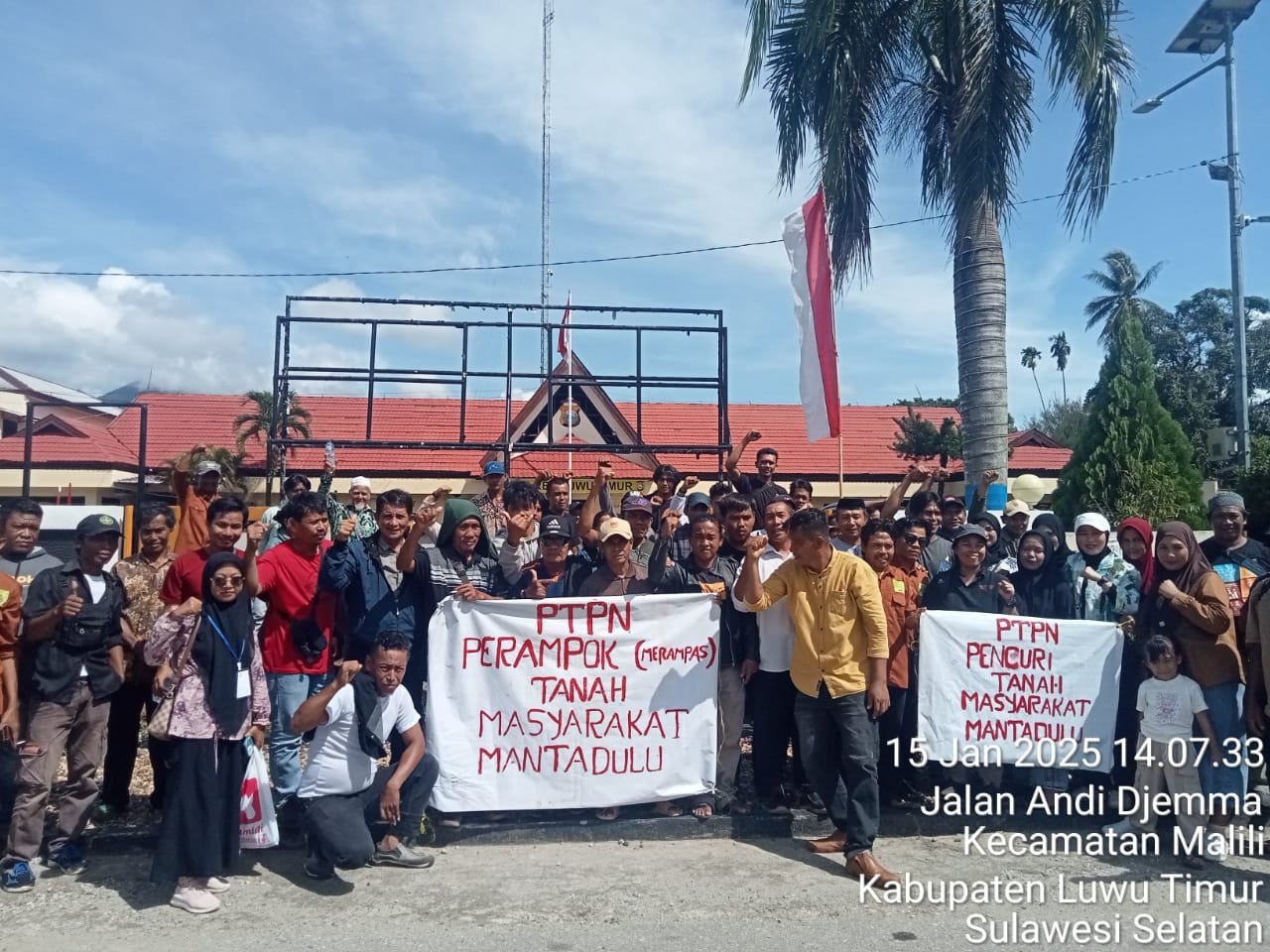 PPSS dan YLBHI-LBH Makassar serta orang-orang yang bersolidaritas untuk petani Lutim yang dikriminalisasi/Foto: KPA Sulsel