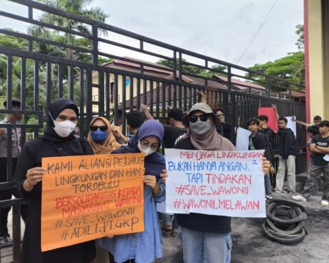 Demonstrasi MMW yang menuntut agar aktivitas tambang berhenti/Foto: Amalia Muis