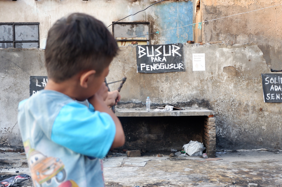 Anak Bara-baraya, Dede, saat bermain ketapel di “Ruang Ceria” yang digelar Aliansi Bara-baraya Bersatu pada 2022/Foto: Washilah