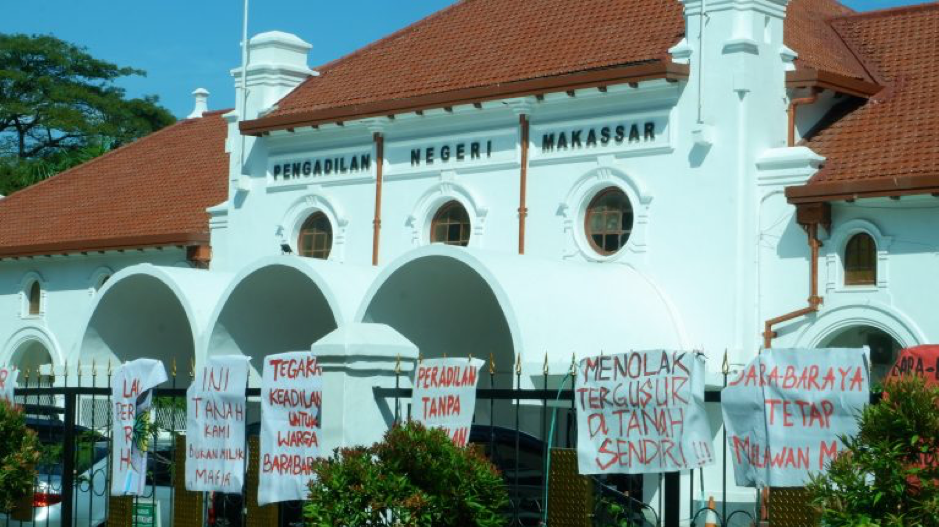 Penolakan warga Bara-baraya di depan Pengadilan Negeri Makassar jelang pembacaan putusan Derden Verzet, Selasa 13 Juni 2023/Foto: Washilah