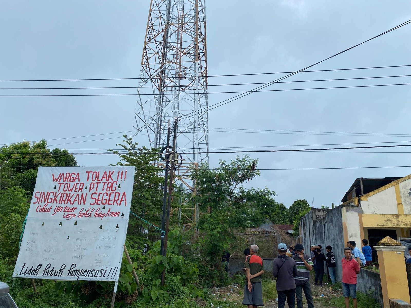 Potret menara telekomunikasi yang berdiri di lingkungan warga Tonyamang/Foto: LBH Makassar